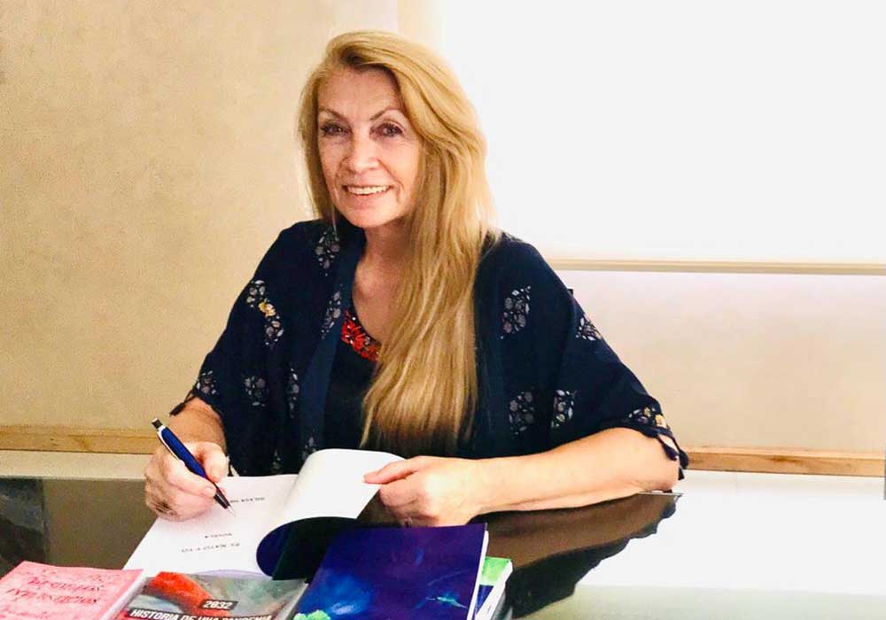 Silvia-Heidel firmando libros