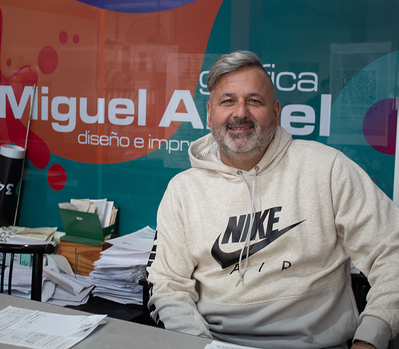 Tortorice muy contento en su imprenta Miguel Angel