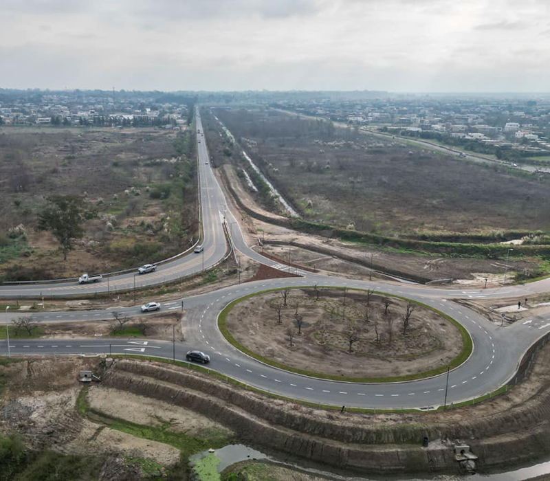 Rotonda que une calle Libertad con Camino de los Lagos, uno de los nuevos caminos asfaltados
