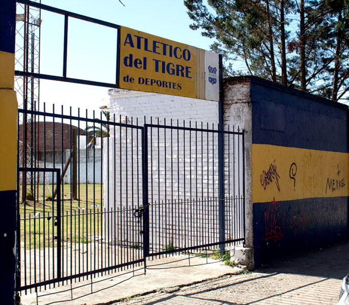 entrada al campo de deportes del Club Boca del Tigre