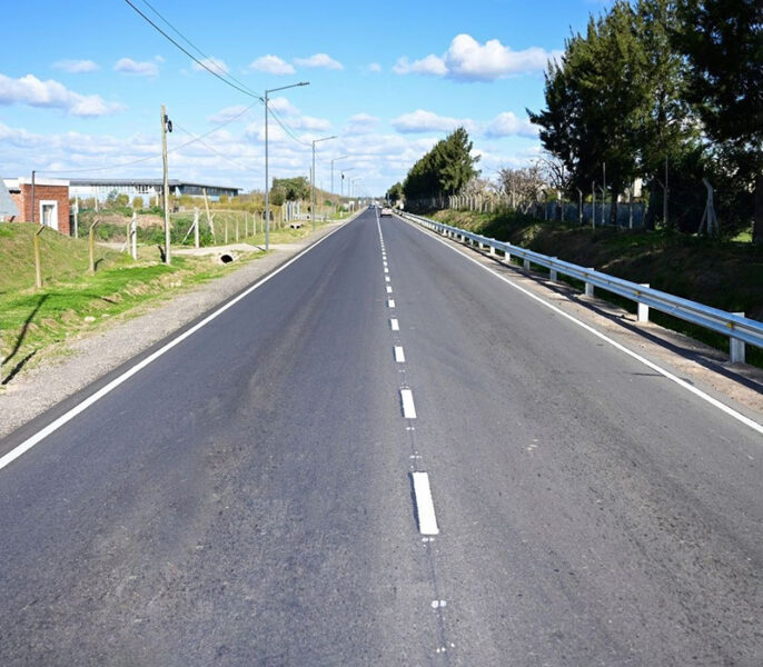 Calle Libertad completamente asfaltada, de dia con señalizacion