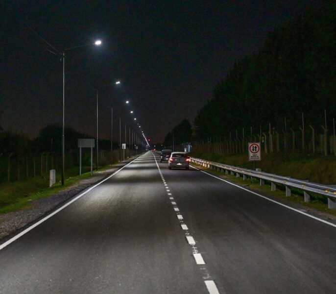 Calle Libertad completamente asfaltada, de noche con luminarias, otro de los nuevos caminos