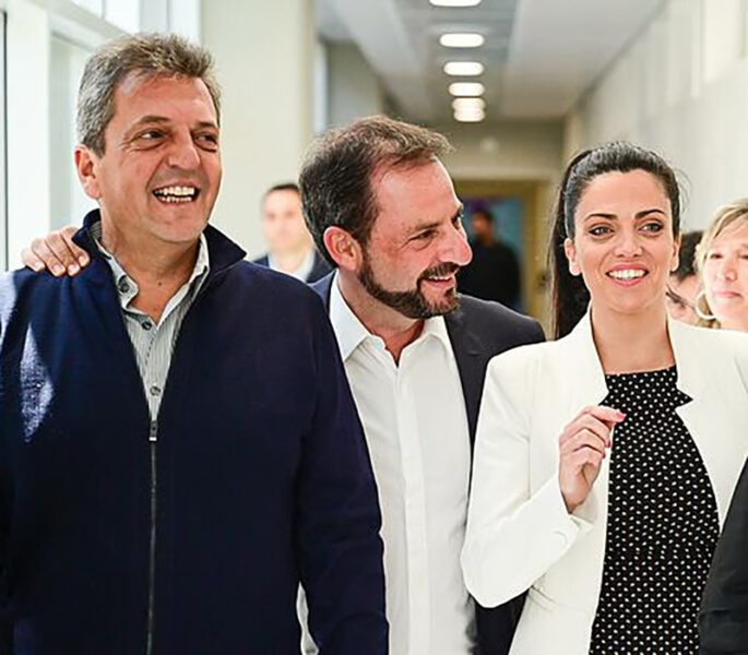 Sergio Massa, Ariel Sujarchuk y Luana Volnovich, sonríen durante la recorrida por el hospital