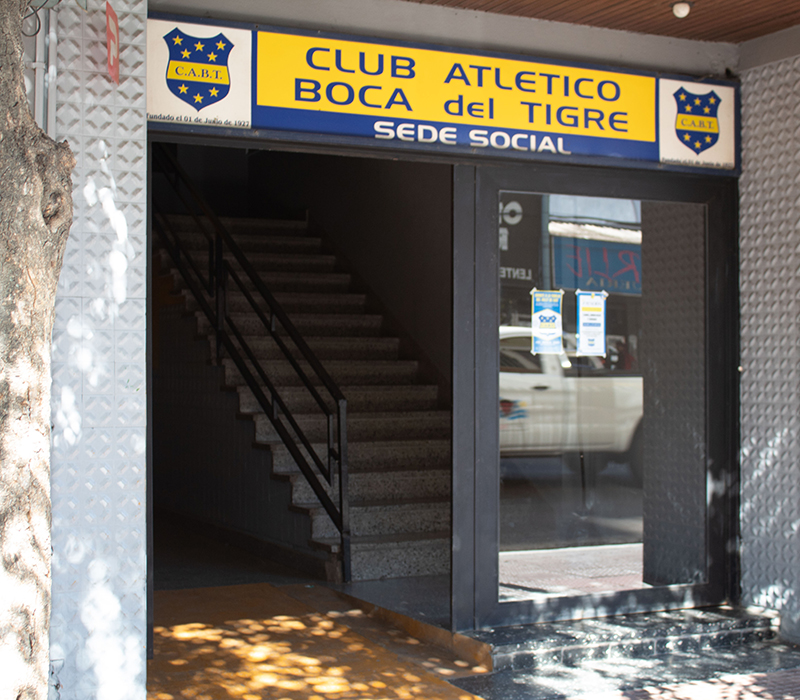 Entrada a sede social del Club Boca del Tigre en Tapia de Cruz