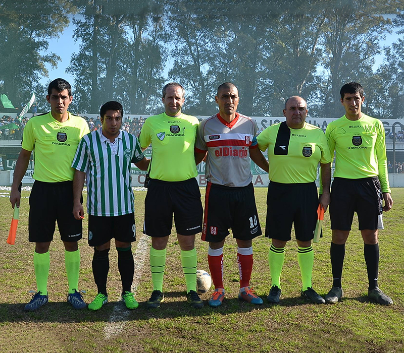 Víctor Martins Canelas junto a compañeros y futbolistas antes del inicio de un partido