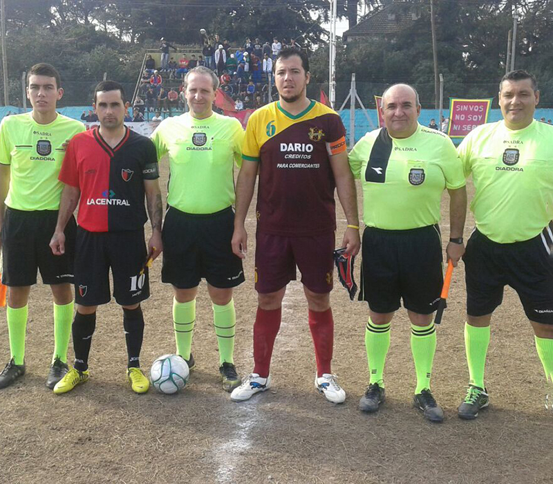 Víctor Martins Canelas junto a compañeros y futbolistas antes del inicio de un partido