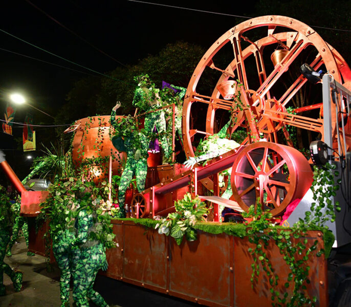 desfile de carrozas por la avenida Tapia de Cruz