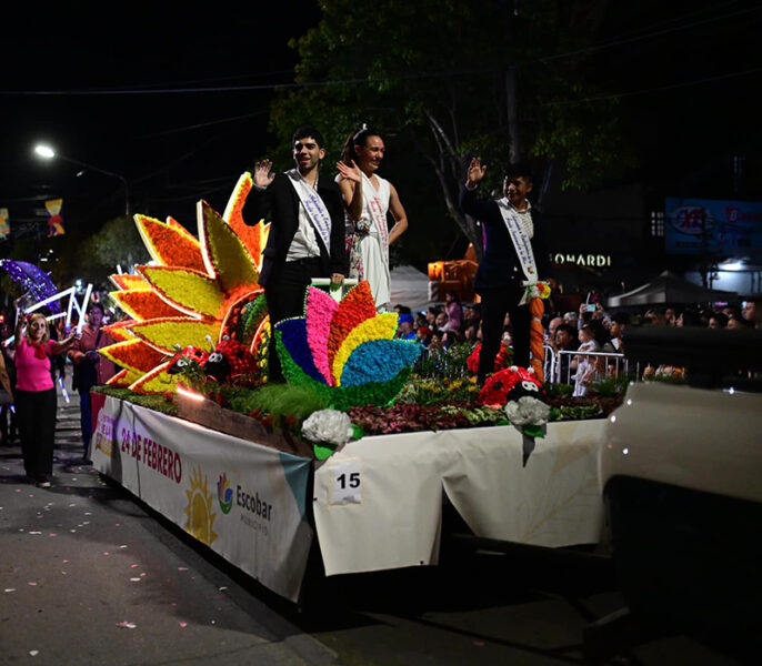 desfile de carrozas por la avenida Tapia de Cruz