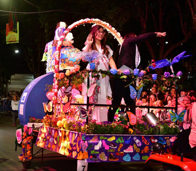 desfile de carrozas por la avenida Tapia de Cruz