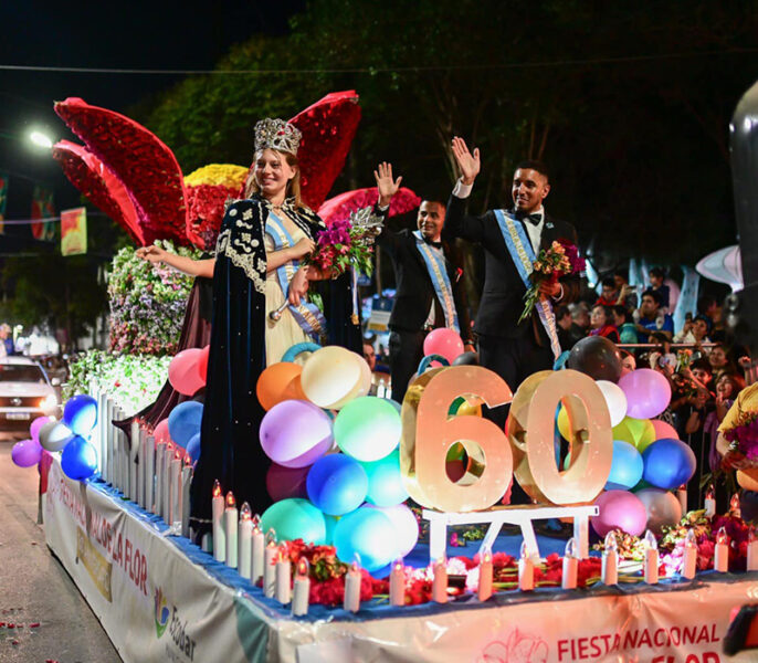 desfile de carrozas por la avenida Tapia de Cruz