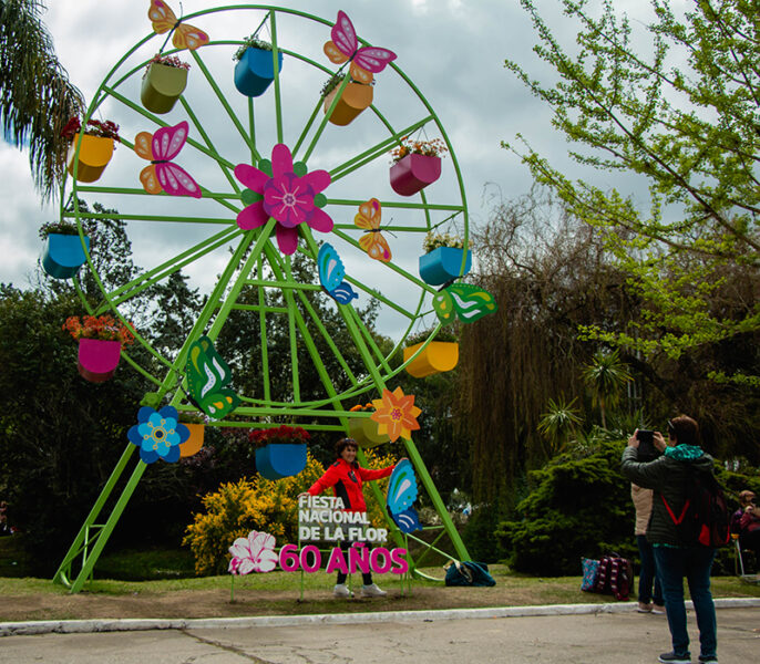 rueda de maceteros en la entrada a la Fiesta de la Flor