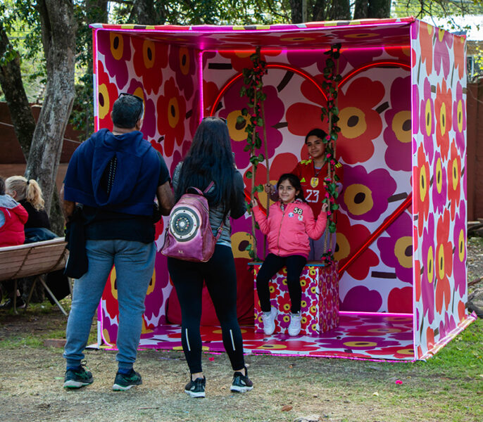 gente fotografiándose en la cabina fotográfica