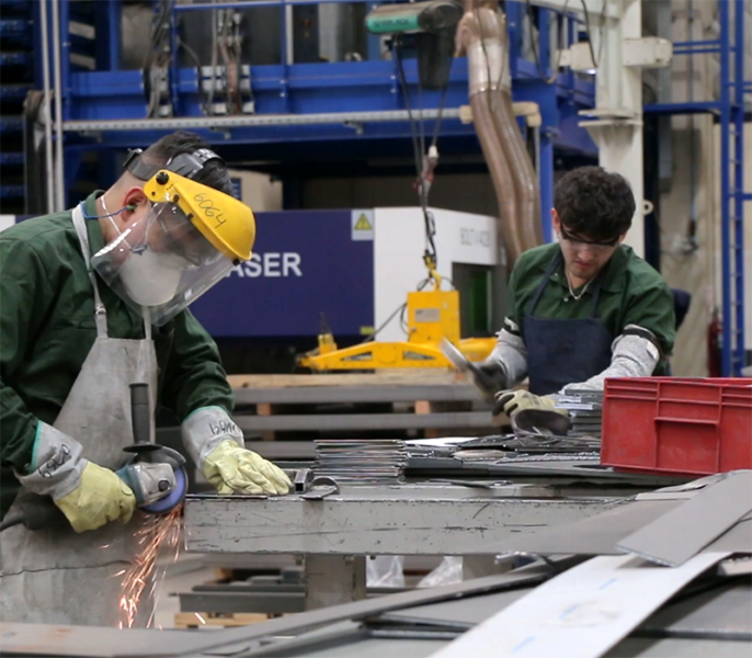 Operarios de Göttert cortando con amoladora planchas de metal