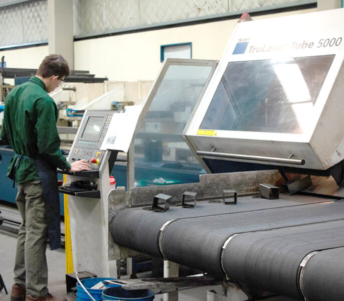 Operario de Göttert trabajando piexas con CNC