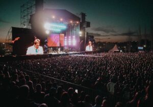Recital de cristian castro vista al escenario rodeado por una multitud