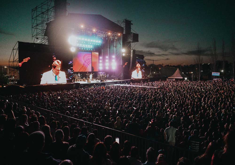 Recital de cristian castro vista al escenario rodeado por una multitud