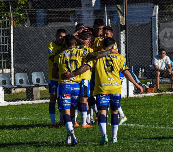 jugadores de La Fraternidad festejan un gol