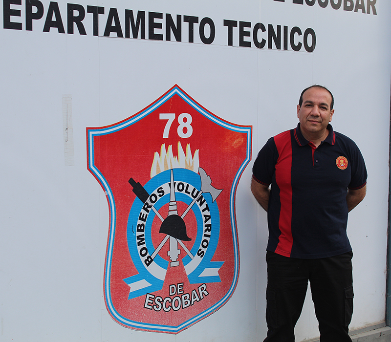 Damián González en el frente del cuartel de bomberos