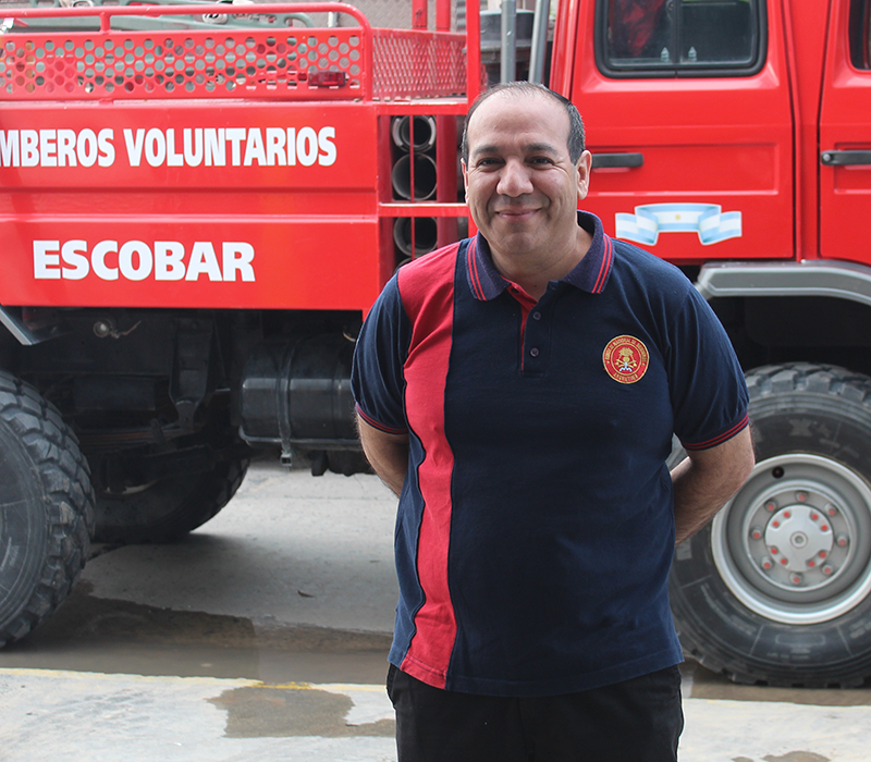 Damián González en la vereda del cuartel