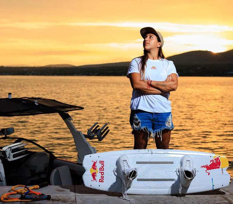 eugenia de armas con su tabla Red Bull