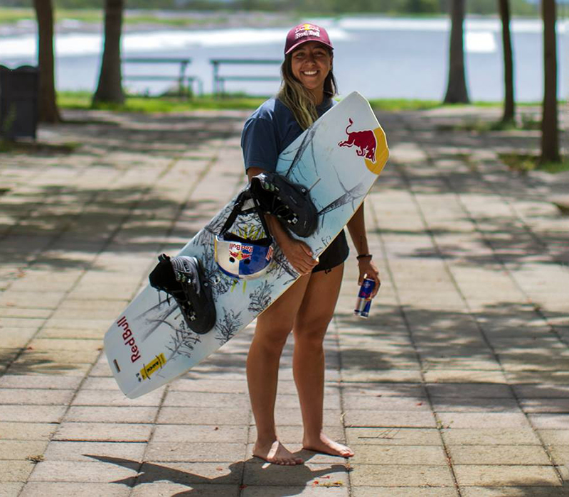 eugenia de armas con su tabla Red Bull