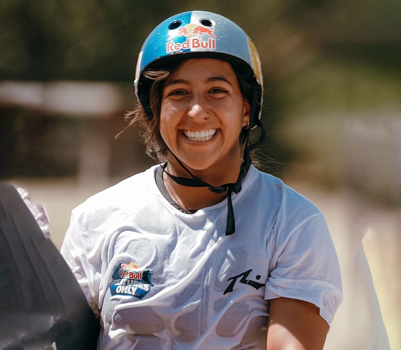 eugenia de armas empapada pero muy sonriente