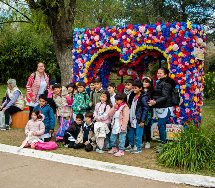 cabinas coloridas para sacarse fotos en la fiesta de la flor