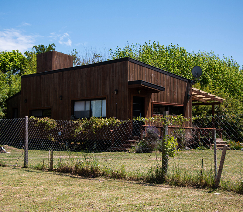 casa con recubrimiento de madera emplazada en el barrio de la musica