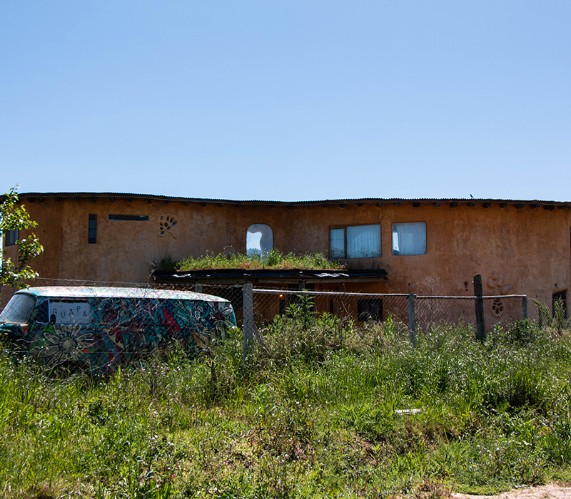 casa de barro emplazada en el barrio de la musica