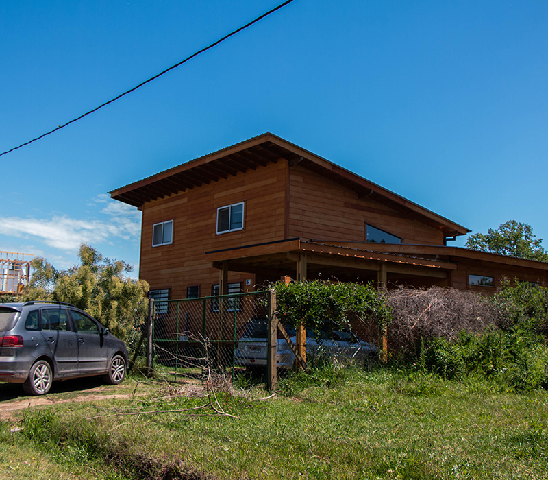 casa con recubrimiento de madera emplazada en el barrio de la musica