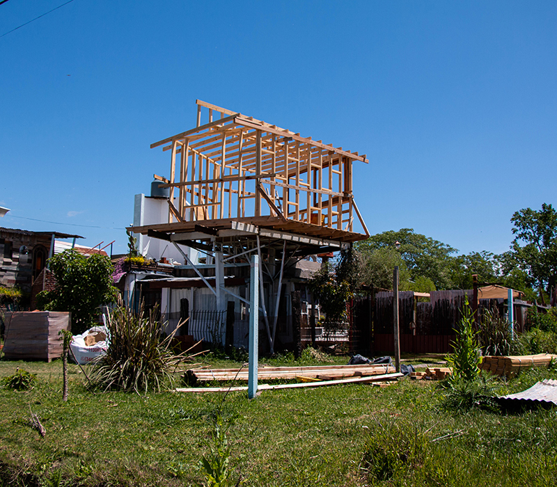 estructura de casa de estructura de madera emplazada en el barrio de la musica