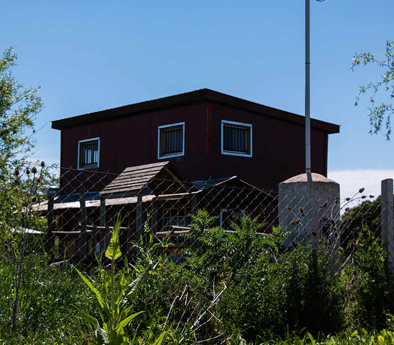 casa marron con termotanque solar emplazada en el barrio de la musica