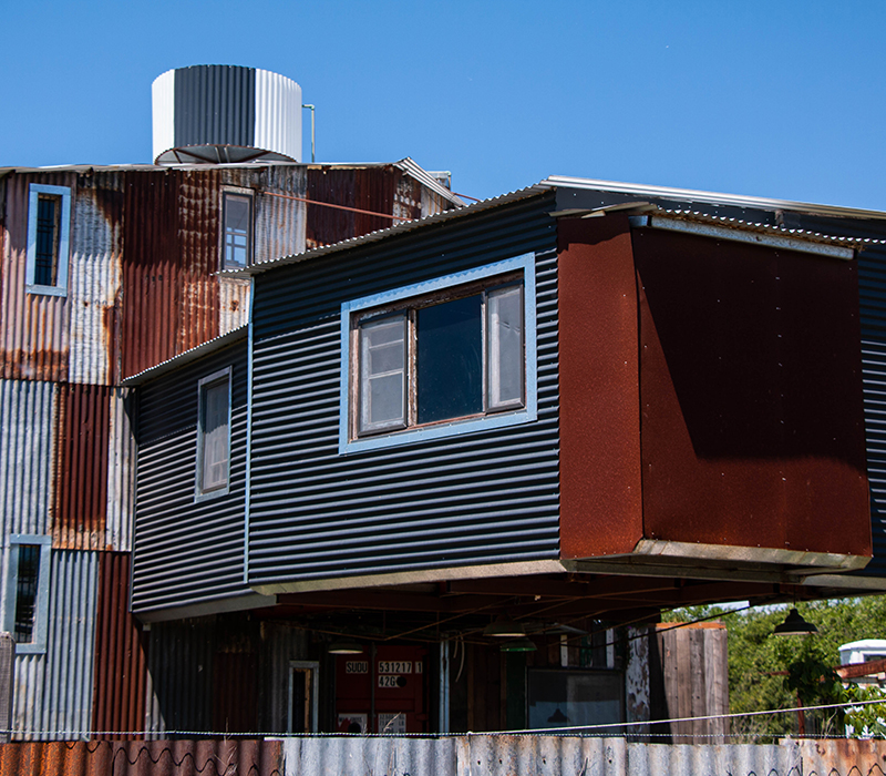 casa con recubrimiento de chapas emplazada en el barrio de la musica