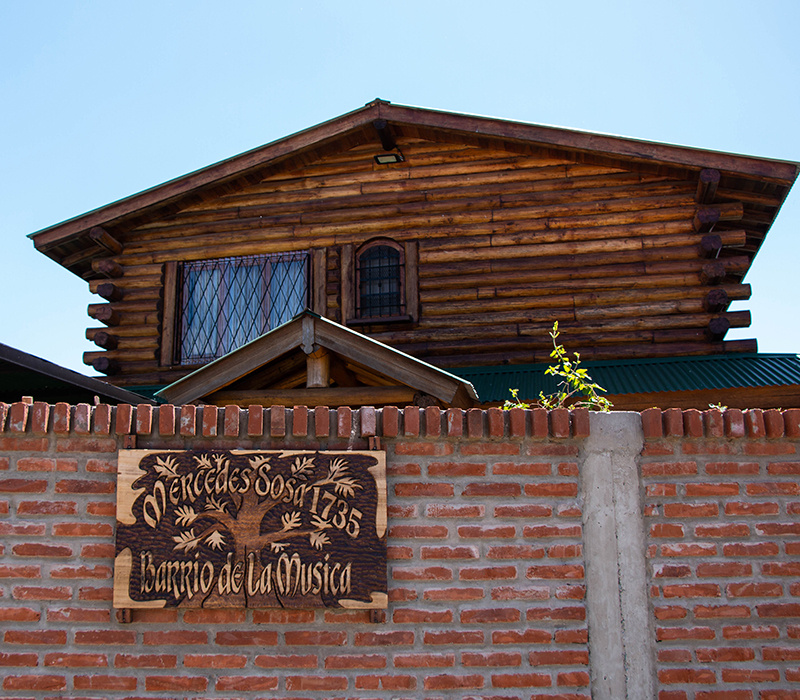 complejo de casas hechas de troncos emplazadas en el barrio de la musica