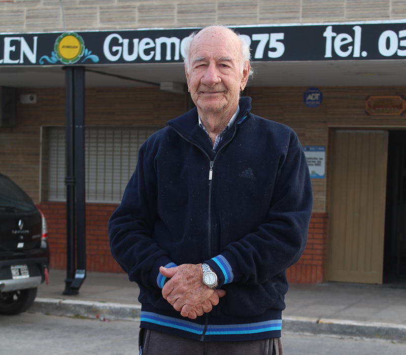 Gaytán en el frente del edificio de Jubelén