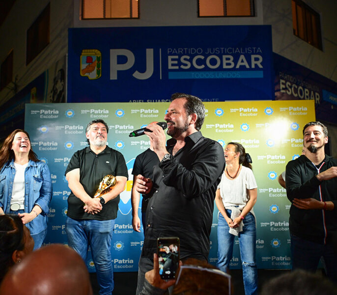Sujarchuk en la noche del 22 de octubre, dando las palabras finales en el festejo escobarense