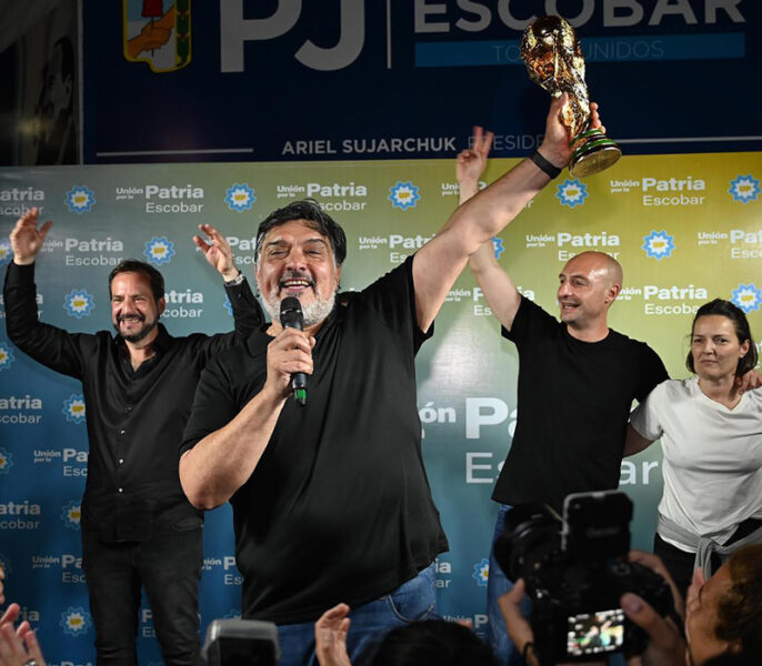Rehl en la noche del 22 de octubre con una replica de la copa del mundo, en alusión a la tercera elección de Sujarchuk como Intendente
