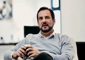sujarchuk con un mate en la mano durante una entrevista