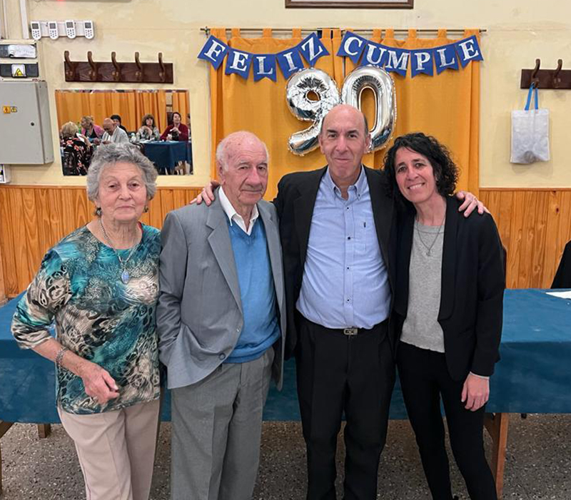 Ángel Gaytán junto a su esposa y sus hijos