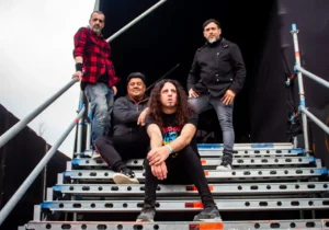 bajo rauma en los escalones de un escenario
