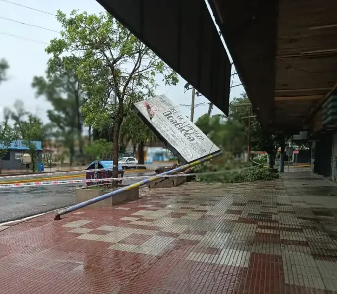 cartel derribado por el temporal en el boulevard de Garín