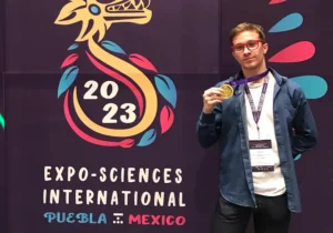 Del Frate en la Expo Ciencia Internacional de Puebla 2023 posando con su medalla de oro