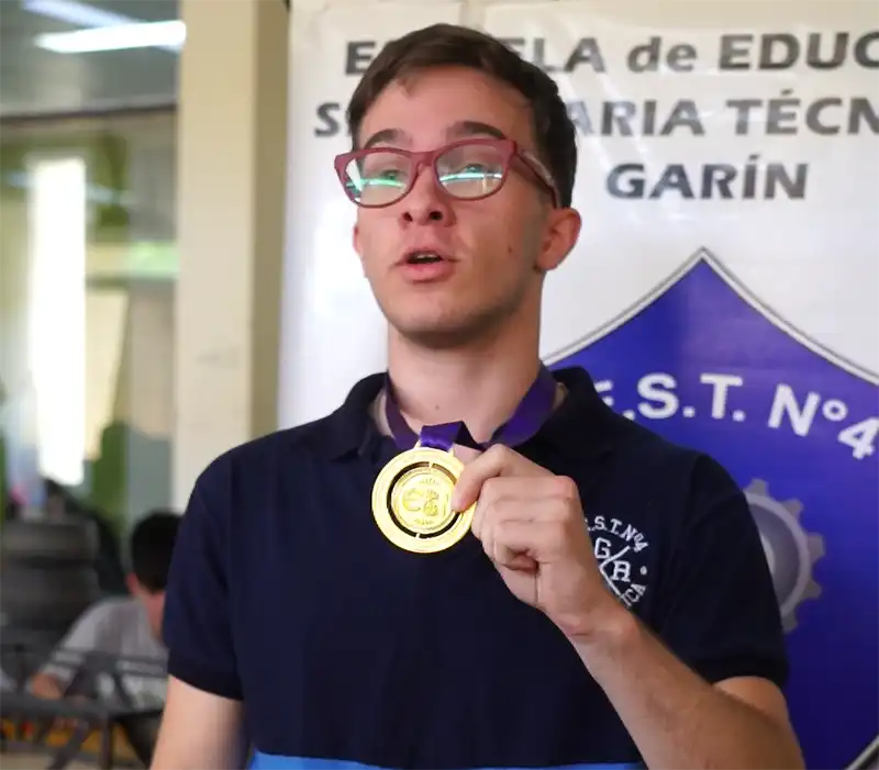 Del Frate con su medalla en la Escuela Técnica de Garín