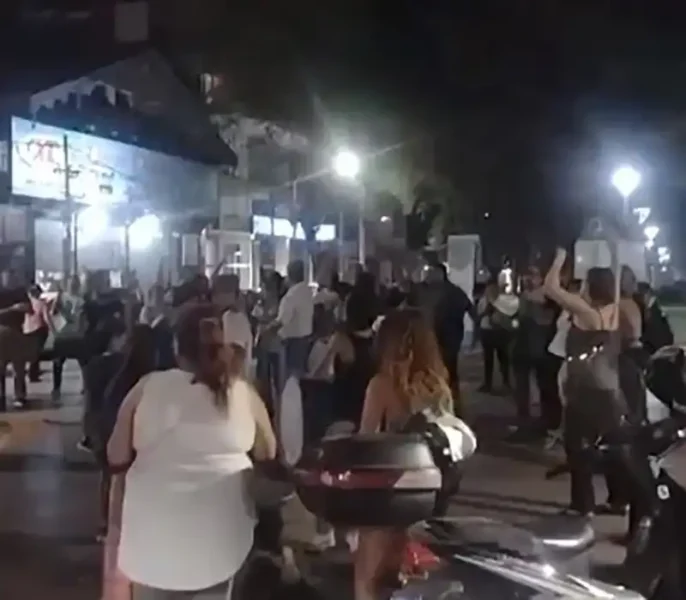 cacerolazo en la plaza principal de Escobar contra el DNU de Milei