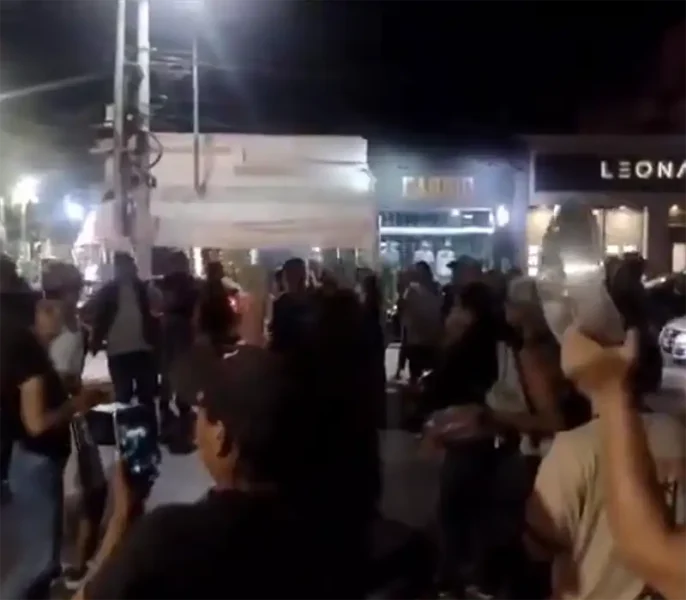 cacerolazo en la plaza principal de Escobar contra el DNU de Milei