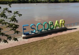 Cartel de Escobar en la Costanera del Paraná de las Palmas